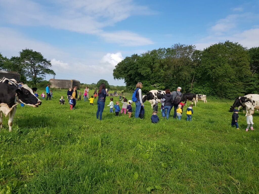 groupe enfants à la ferme