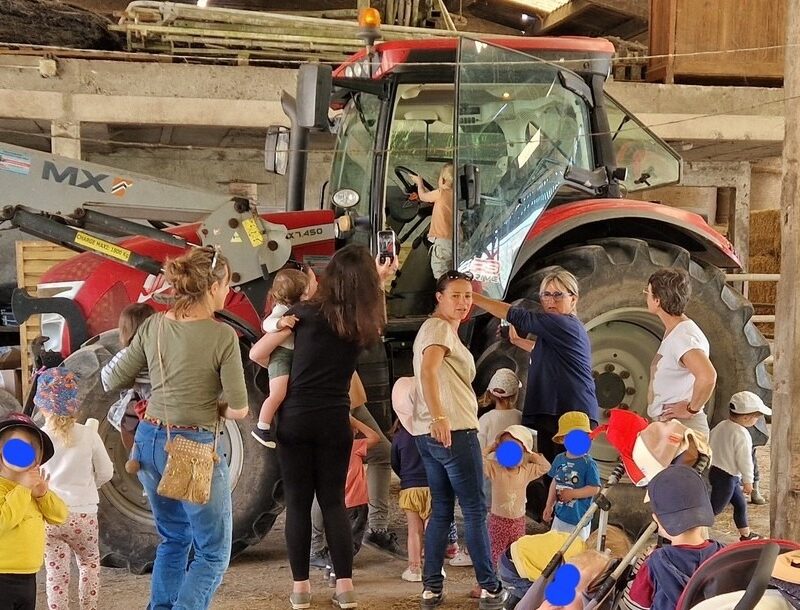 montée sur tracteur pendant la visite de la ferme par les enfants