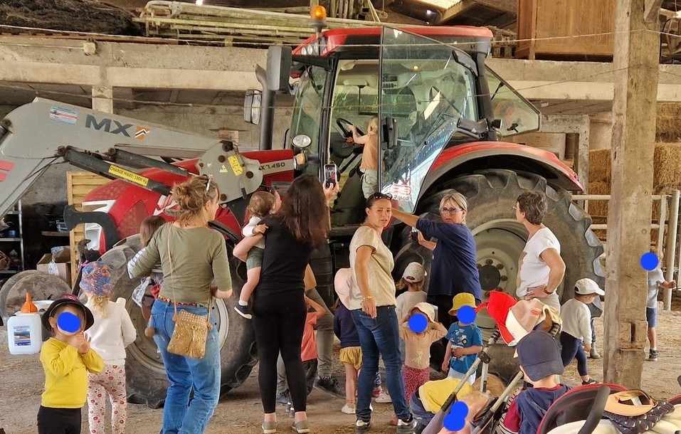 montée sur tracteur pendant la visite de la ferme par les enfants