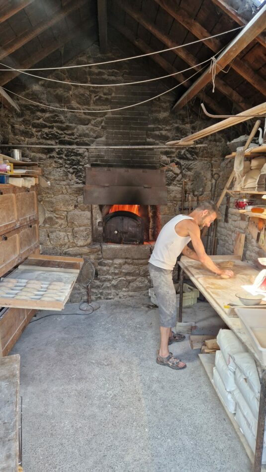 Cuisson du pain dans le four à bois de la ferme