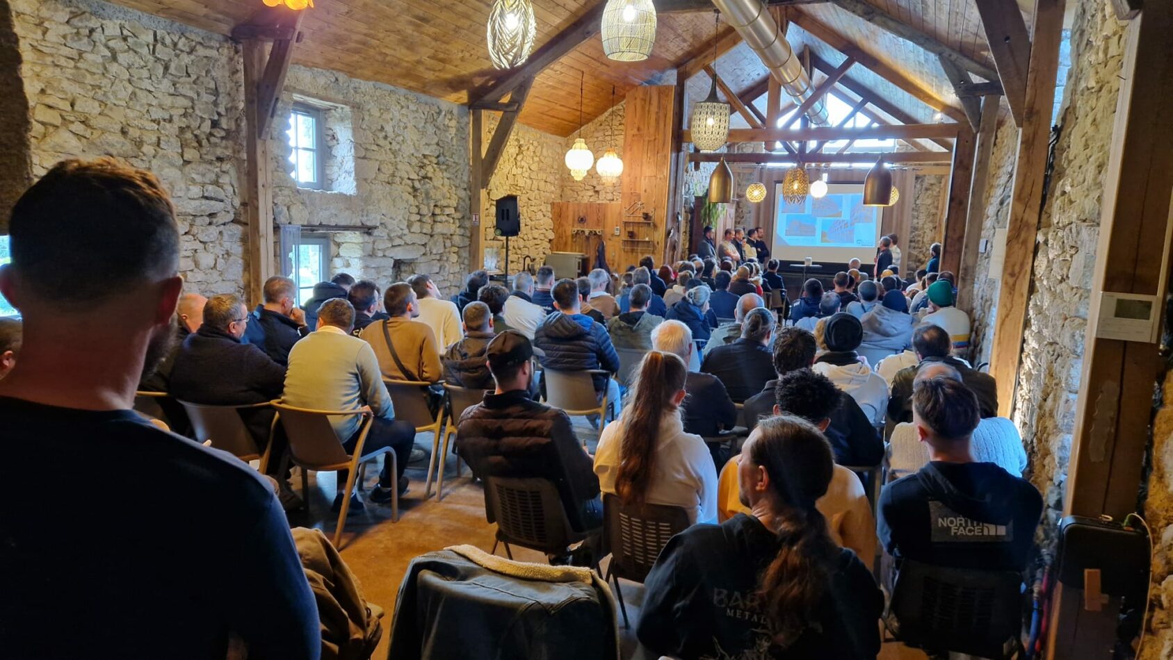 Salle de réception de la ferme lors d'une présentation